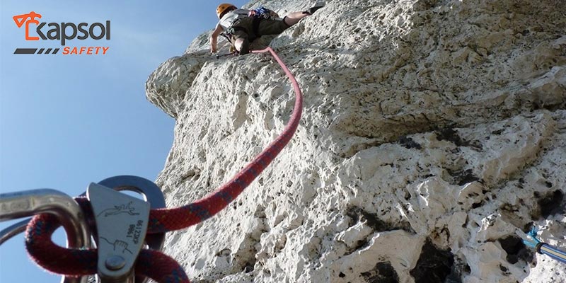 تجهیزات لازم برای صعود و فرود در کوهنوردی